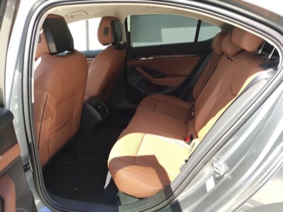 Wnętrze busa - wygodne fotele z klimatyzacją