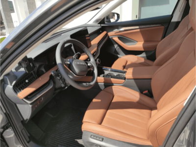 Skoda minibus - przód pojazdu